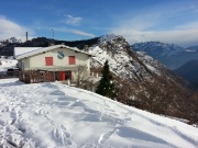 21 Monte Rai e Resegone dietro al rifugio